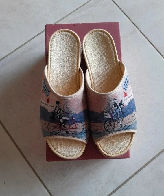 Pantoufles, style claquettes,pointure 38